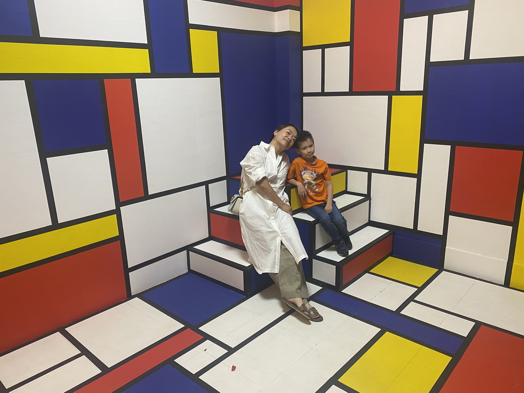 Miaomiao and Max at the Piet Mondriaan room at the SuperNova Experience museum