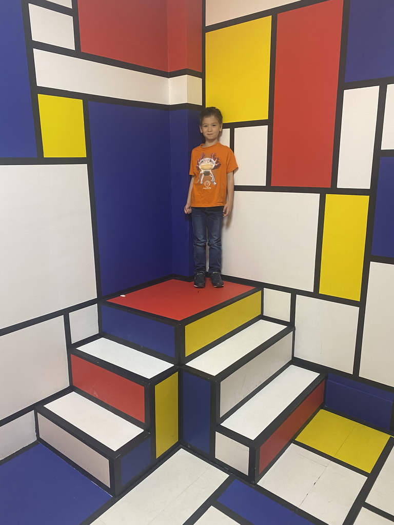 Max at the Piet Mondriaan room at the SuperNova Experience museum