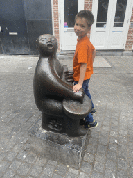 Max with a statue at the west side of the Havermarkt square