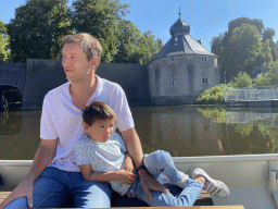 Tim and Max on our tour boat at the Nieuwe Mark river, with a view on the Spanjaardsgat gate