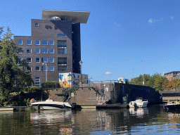 Boats on the Nieuwe Mark river and the De Prins building at the Nieuwe Prinsenkade street, viewed from our tour boat