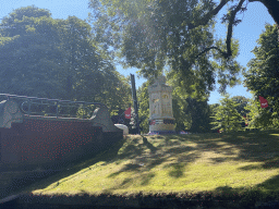 The Nassaumonument at the Valkenberg park, viewed from our tour boat on the Mark river