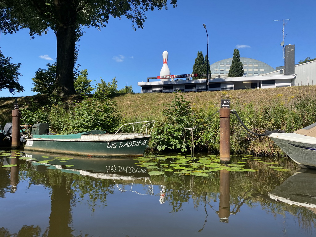 Boats on the Mark river and the front of the Bowling & Partycentrum Breda at the Nassausingel street, viewed from our tour boat