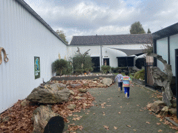 Max and his friend at the entrance of the Reptielenhuis De Aarde zoo at the Aardenhoek street