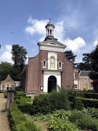 The St. Catharinakerk church and the Kakhuis building at the Begijnhof garden