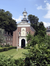 The north side of the Begijnhof garden with the Bleekveld field and the St. Catharinakerk church