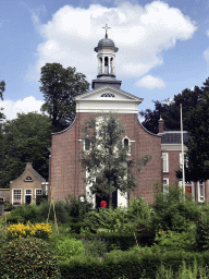 The north side of the Begijnhof garden with the St. Catharinakerk church and the Kakhuis building