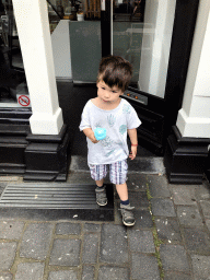 Max with an ice cream at the entrance to the IJssalon Toetie Froetie shop at the Grote Markt square