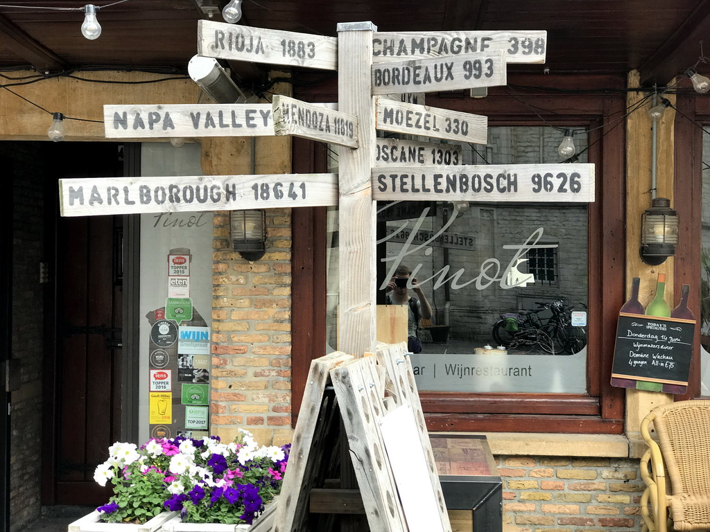 Signpost in front of the Wijnbar Pinot restaurant at the Grote Markt square