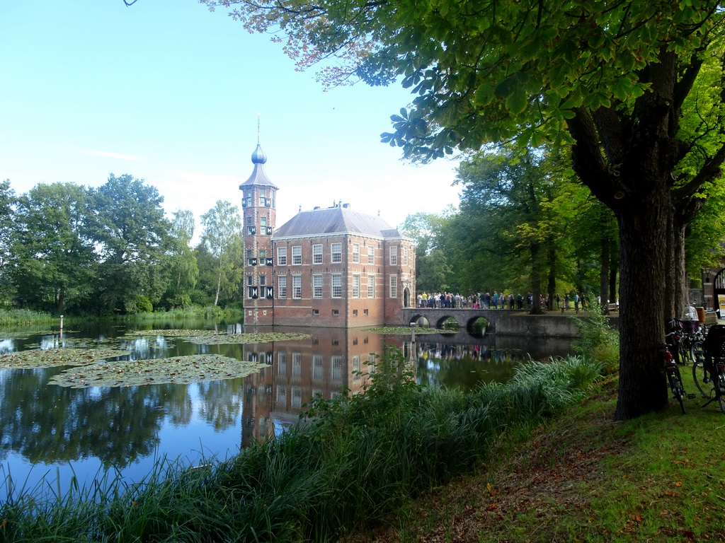 Pond and the southwest side of Bouvigne Castle, viewed from the Bouvignelaan street