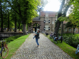 Miaomiao and Max in front of the Poortgebouw building of Bouvigne Castle