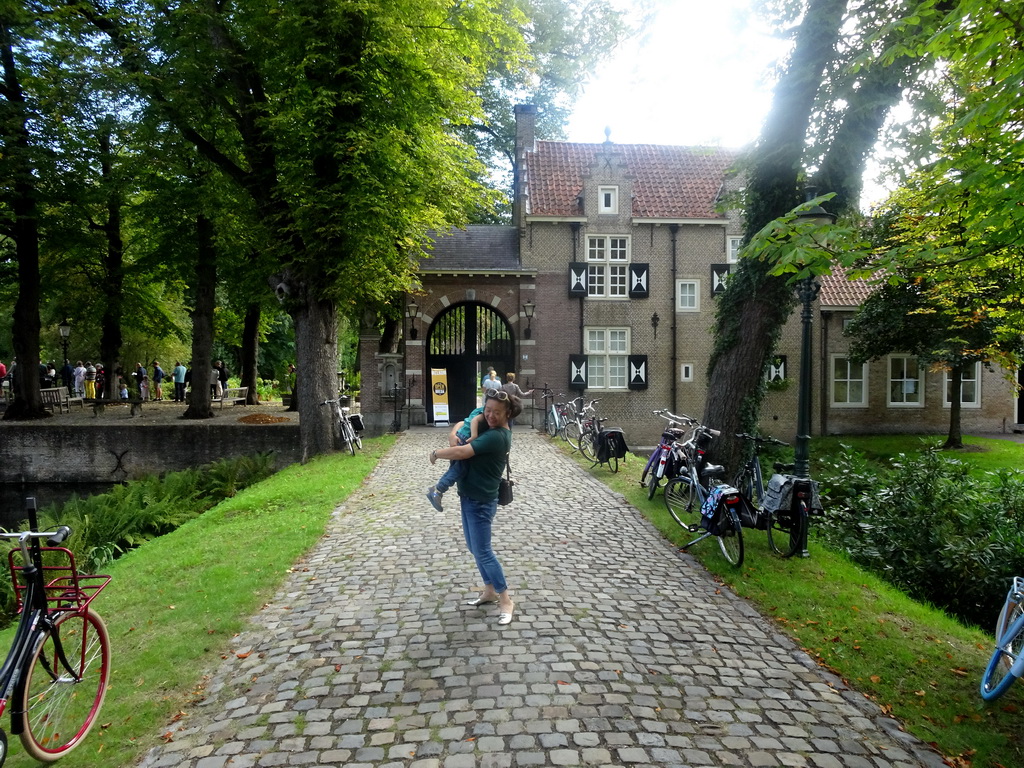 Miaomiao and Max in front of the Poortgebouw building of Bouvigne Castle