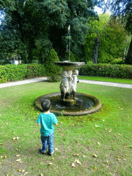 Max with a fountain at the French Garden of Bouvigne Castle