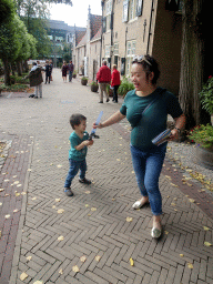 Miaomiao and Max with a toy sword in front of the Koetshuis building of Bouvigne Castle