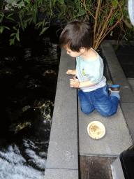 Max feeding the Red-eared Sliders at the lower floor of the Reptielenhuis De Aarde zoo