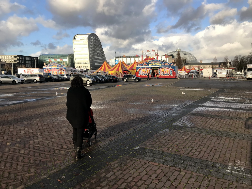 Miaomiao and Max at the Chasséveld square with the Turfschip building, Circus Barones and the Koepelgevangenis building