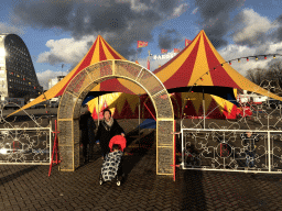 Miaomiao and Max at the entrance to the Circus Barones at the Chasséveld square