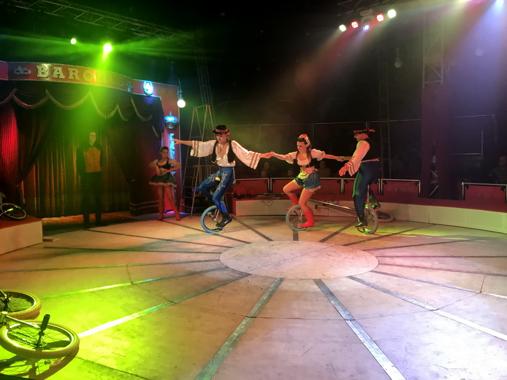 Cyclists at Circus Barones, during the show
