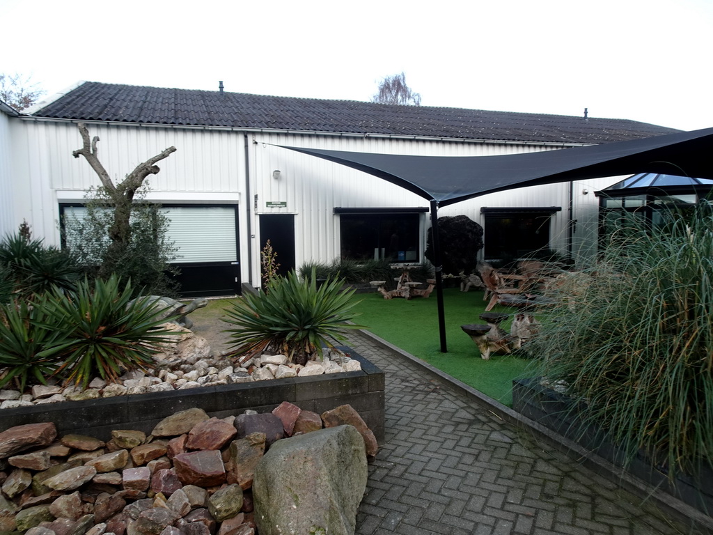 Garden and front of the Reptielenhuis De Aarde zoo