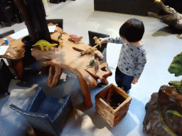 Max playing with dinosaur toys at the lower floor of the Reptielenhuis De Aarde zoo