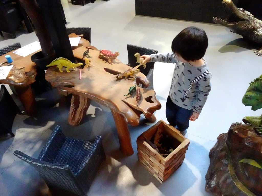Max playing with dinosaur toys at the lower floor of the Reptielenhuis De Aarde zoo