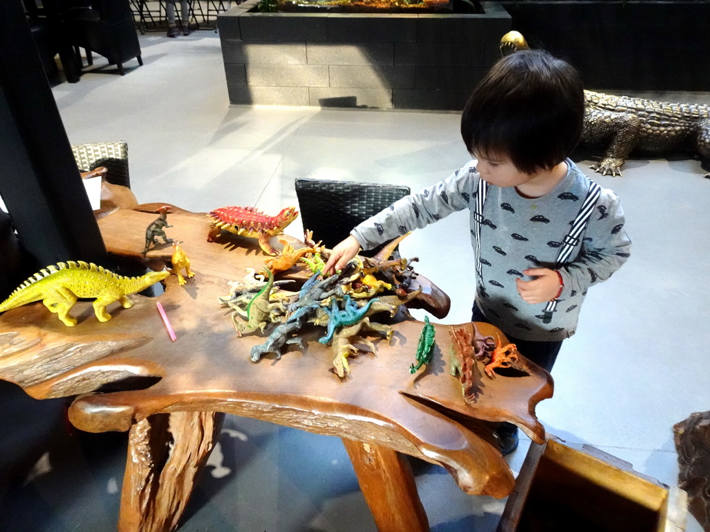 Max playing with dinosaur toys at the lower floor of the Reptielenhuis De Aarde zoo