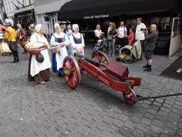 Actors and cannon at the north side of the Grote Markt Square, during the Nassaudag