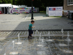 Max playing with the fountain at the Kasteelplein square