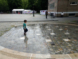 Max playing with the fountain at the Kasteelplein square