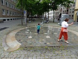 Miaomiao and Max playing with the fountain at the Kasteelplein square