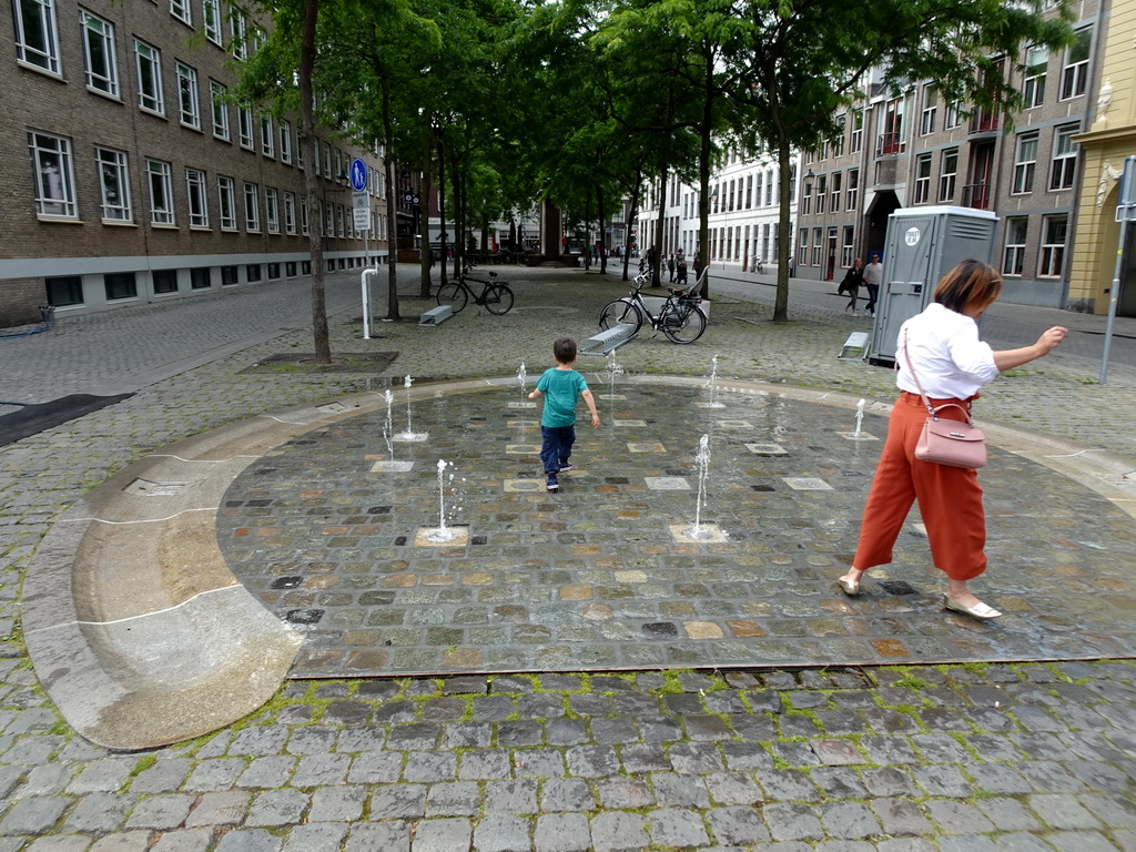 Miaomiao and Max playing with the fountain at the Kasteelplein square