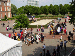 Flag bearers, knights, horses and other actors at the Parade square of Breda Castle, viewed from the staircase to the Blokhuis building, during the Nassaudag