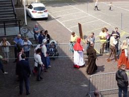 Monks and other actors at the Parade square of Breda Castle, viewed from the staircase to the Blokhuis building, during the Nassaudag
