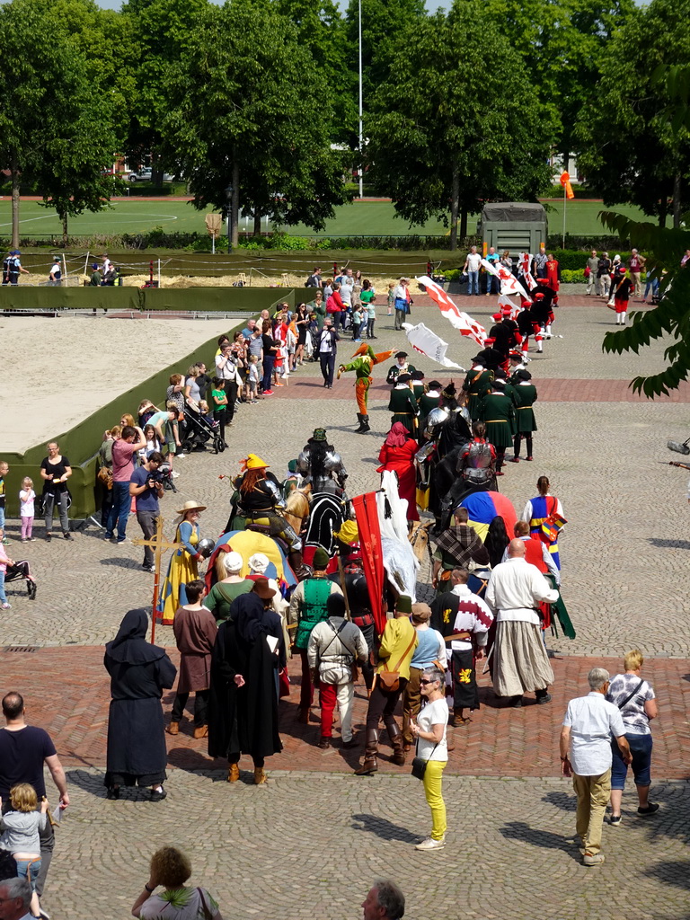 Flag bearers, knights, horses and other actors at the Parade square of Breda Castle, viewed from the staircase to the Blokhuis building, during the Nassaudag