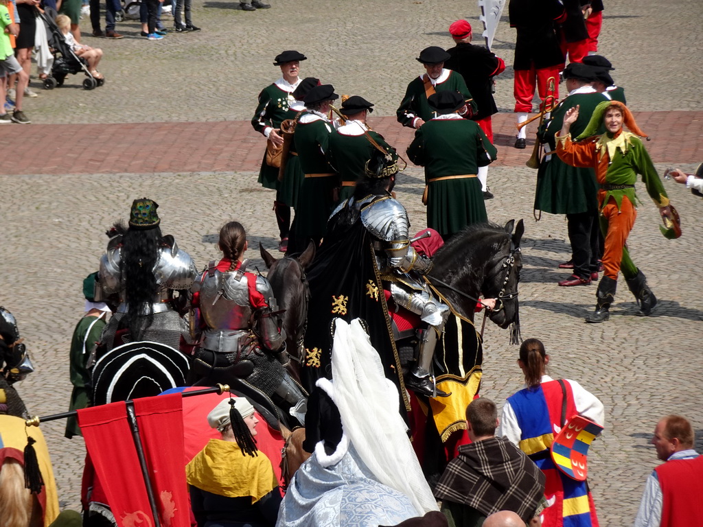 Jester, musicians, knights, horses and other actors at the Parade square of Breda Castle, viewed from the staircase to the Blokhuis building, during the Nassaudag