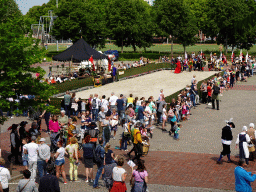 Jester, flag bearers, knights, horses and other actors at the Parade square of Breda Castle, viewed from the staircase to the Blokhuis building, during the Nassaudag