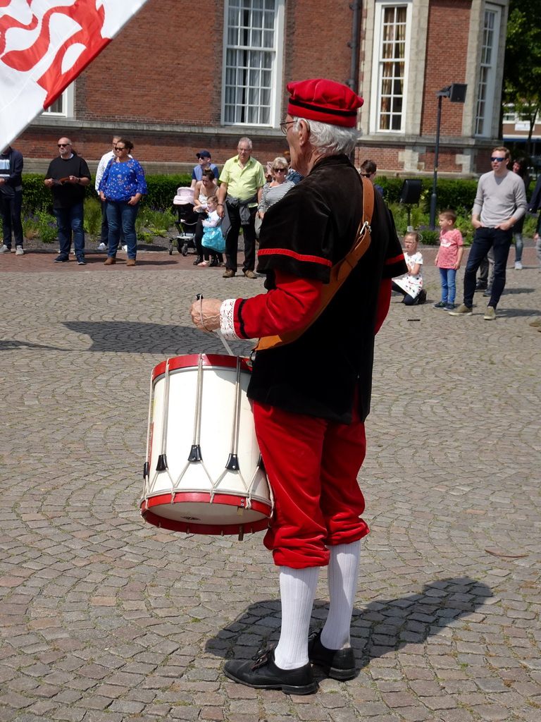 Musician at the Parade square in front of the Main Building of Breda Castle, during the Nassaudag