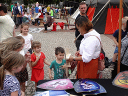 Miaomiao and Max with a wooden sword and shield at the Parade square of Breda Castle, during the Nassaudag