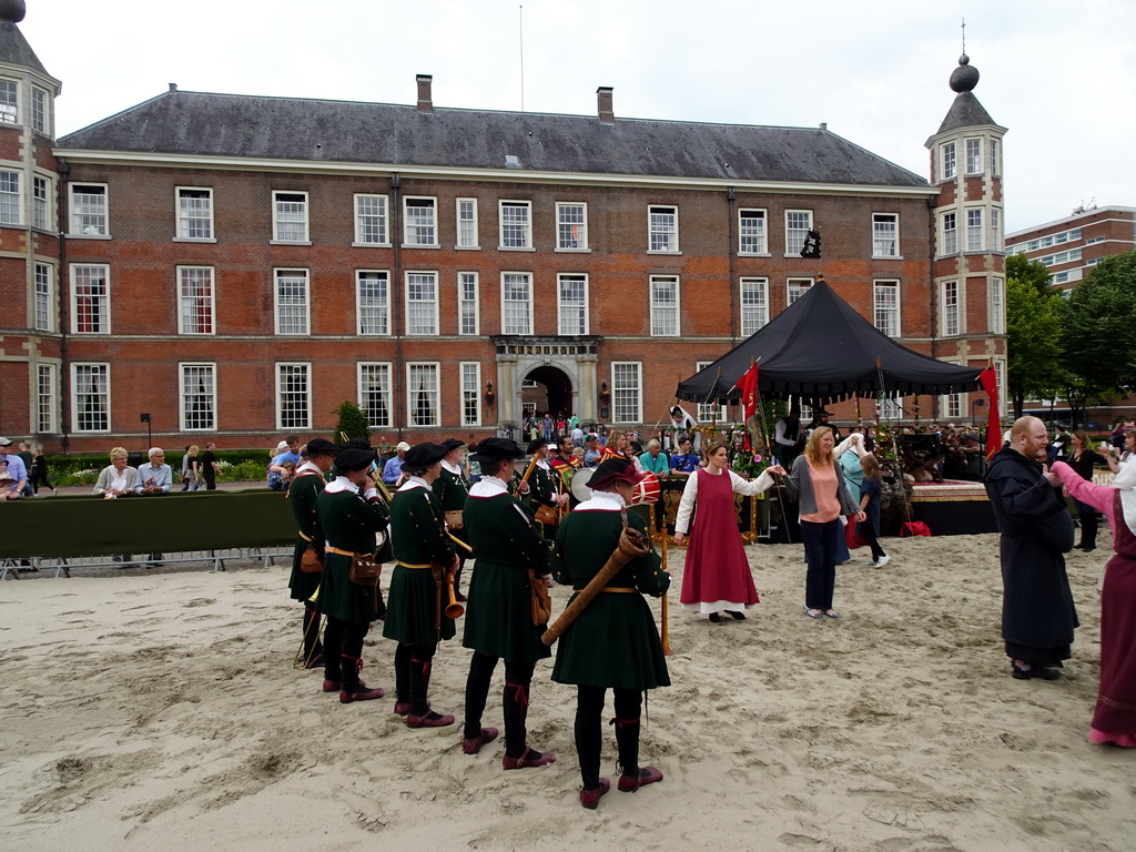 Musicians and other actors at the Parade square in front of the Main Building of Breda Castle, during the Nassaudag
