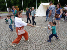 Miaomiao and Max with a wooden sword and shield at the Parade square of Breda Castle, during the Nassaudag