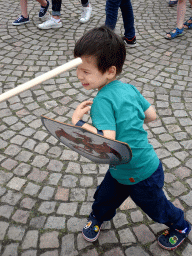 Max with a wooden shield at the Parade square of Breda Castle, during the Nassaudag