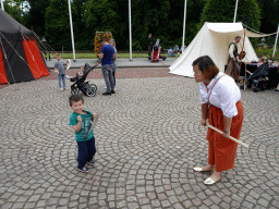 Miaomiao and Max with a wooden sword and shield at the Parade square of Breda Castle, during the Nassaudag