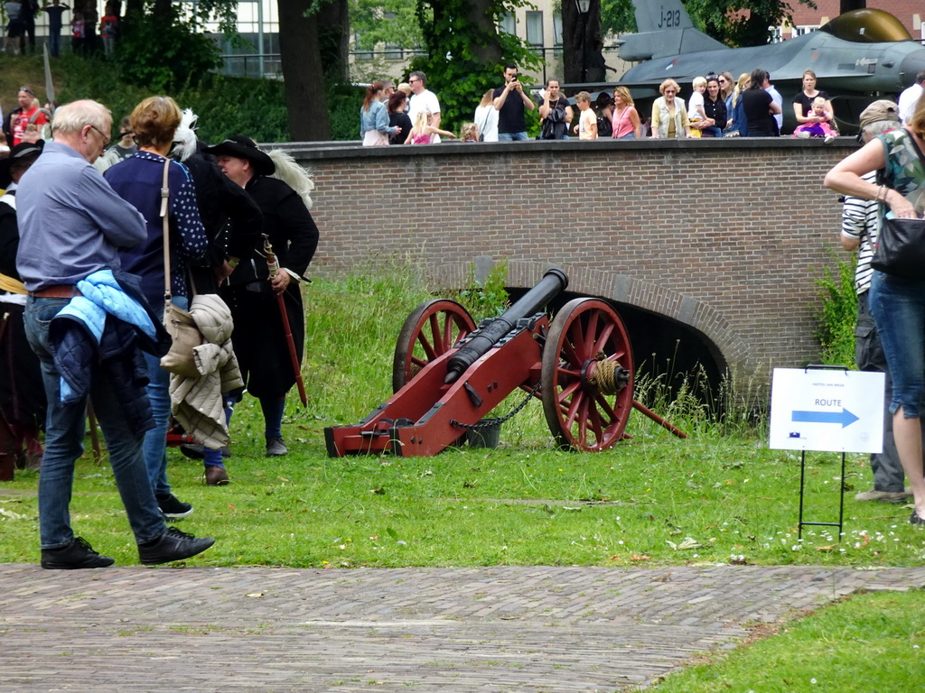 Actors and cannons at the southwest side of Breda Castle, viewed from the Cingelstraat street, during the Nassaudag