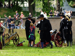 Actors and cannons at the southwest side of Breda Castle, viewed from the Cingelstraat street, during the Nassaudag