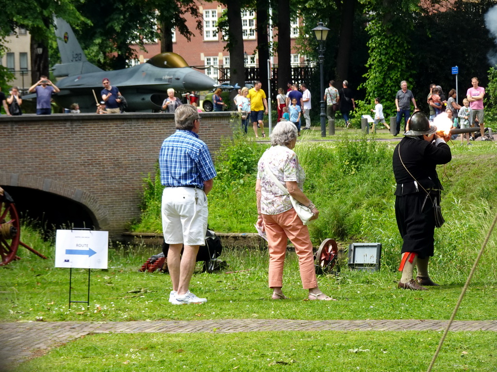 Actor firing a musket and a jet fighter at the southwest side of Breda Castle, viewed from the Cingelstraat street, during the Nassaudag