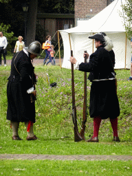 Actors with muskets at the south side of Breda Castle, viewed from the Cingelstraat street, during the Nassaudag