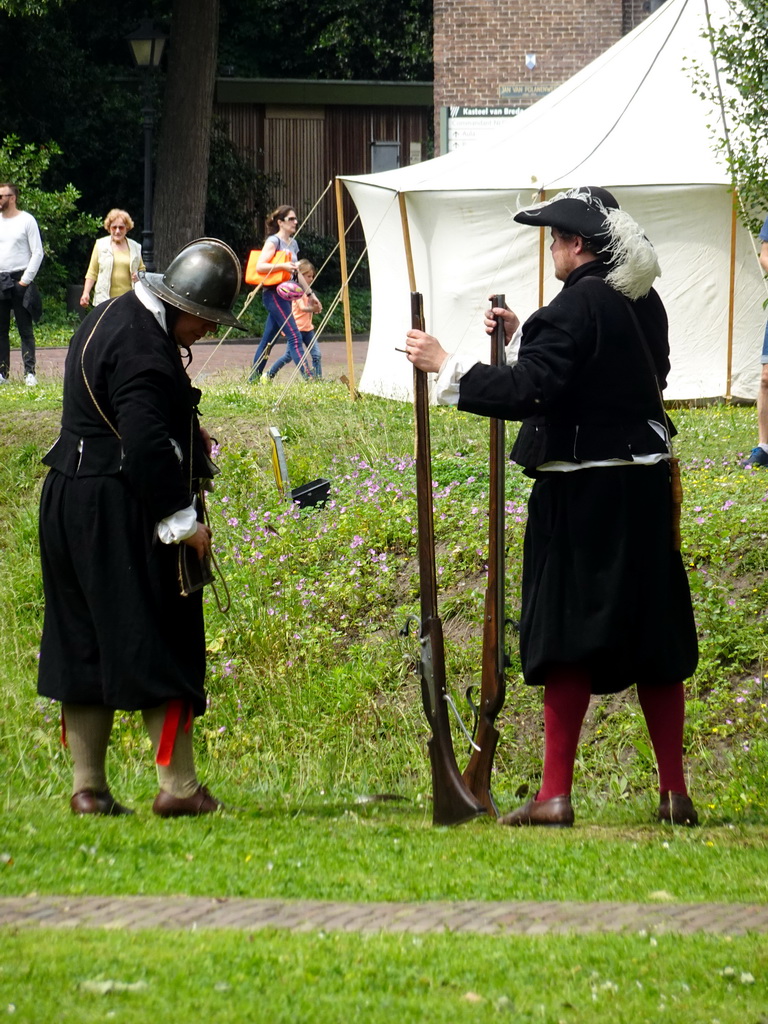 Actors with muskets at the south side of Breda Castle, viewed from the Cingelstraat street, during the Nassaudag