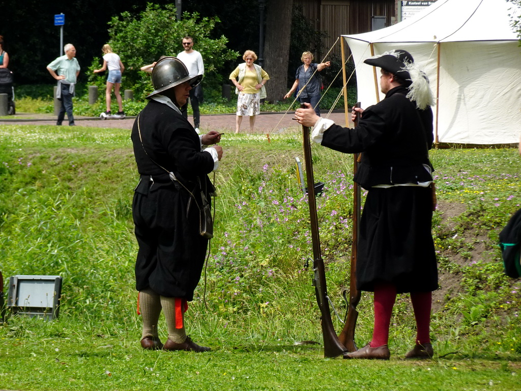 Actors with muskets at the south side of Breda Castle, viewed from the Cingelstraat street, during the Nassaudag