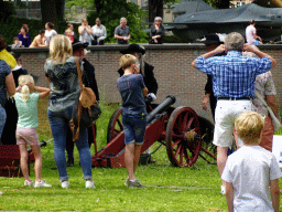 Actors firing a cannon at the south side of Breda Castle, viewed from the Cingelstraat street, during the Nassaudag