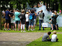 Actors firing a cannon at the south side of Breda Castle, viewed from the Cingelstraat street, during the Nassaudag